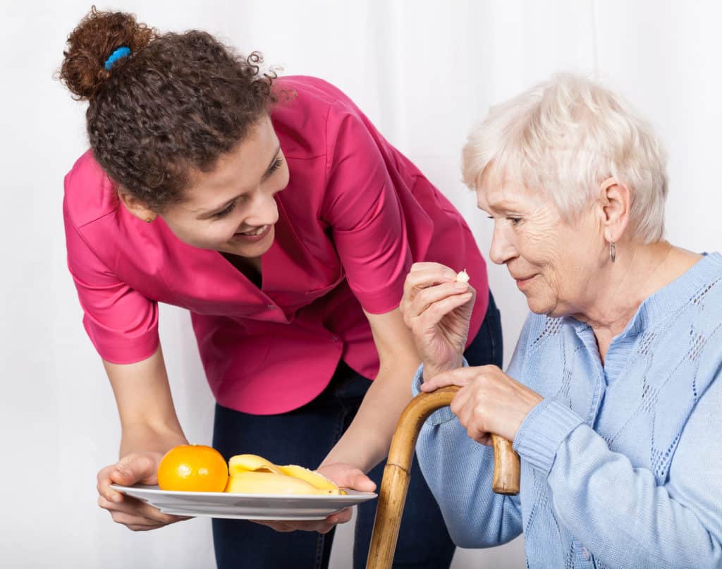 seniorengesellschafter und Haushaltshilfe im Alter unterstützen Zuhause